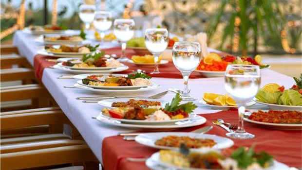 Birbirinden lezzetli yemekler yiyeceğimiz, pideye doyacağımız Ramazan ayı için restoranlar birbirinden lezzetli iftar menüleri hazırlamaya başladı.Mahmure.com olarak, sevdiklerinizle birlikte iftar sofralarının tadını doya doya çıkarmanız için İstanbulun en iyi iftar mekanlarını seçtik. Herkesin bütçesine uyması için farklı fiyat aralıkları sunan mekanları tercih ettik. Aslında hiçbir iftarın sevgiyle hazırlanmış bir aile sofrası gibi olmadığını da hemen söyleyelim. Aile sofrasında bir çorba, tadı damakta kalan bir sebze yemeği, leziz bir hoşaf ve pideyle oruç açmanın yerini hiçbir şey tutamaz. Çünkü Ramazanda kalbimiz en çok sevgi, huzur ve birliktelik istiyor. Yine de büyük grupları iftar sofrasında buluşturmak için restoranlar en iyi alternatif oluyor.İftar nerede yapılır sorusunu soranlar için İstanbulun en iyi iftar mekanları rehberi...