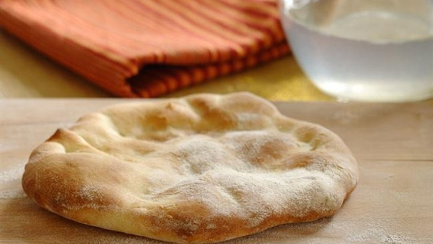 Fırından yeni çıkmış sıcak pide yemek… Orucu buz gibi soğuk suyla açmak… Bolca şerbetli tatlılar tüketmek… İftarı tek öğün şeklinde yapmak… Hemen hepimiz; gerek cezbedici lezzeti gerekse bizi daha enerjik tuttuğunu düşündüğümüz için ramazanda bu beslenme hatalarına sıkça düşebiliyoruz. Ramazan’ın yaz mevsimine denk gelmesi nedeniyle açlık süresinin uzun olması ve besinlerin az öğünler şeklinde fakat fazlaca yenilmesi, vücudumuzun çok da alışık olmadığı bir beslenme düzeninin içine girmesine neden oluyor.Buna bir de hatalı beslenme alışkanlıkları eklenince, kilo alımının yanı sıra metabolizmanın yavaşlaması, kan şekerinde düzensizlik, sinirlilik, yorgunluk, dikkatsizlik, konsantrasyon kaybı, baş ağrısı, baş dönmesi, unutkanlık, uykuya meyil, hazımsızlık, şişkinlik ve mide bulantısı gibi pek çok sağlık sorunları gelişebiliyor. Acıbadem Bakırköy Hastanesi Beslenme ve Diyet Uzmanı Sıla Bilgili ramazan ayında oruç tutarken en sık yapılan 10 hatayı anlattı, sağlığımız için önemli önerilerde bulundu...
