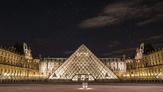 Louvre Müzesi'nde ikinci şok: Yüzlerce kitap hasar gördü