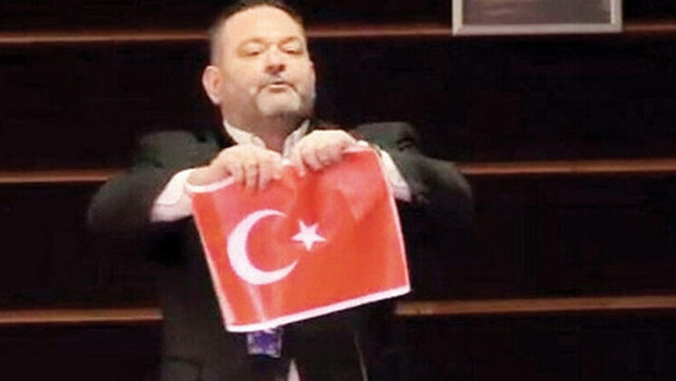 Son dakika haberler... Türk düşmanı parti suç örgütü sayıldı, Türk bayrağını yırtan ırkçı vekil tutuklandı Son dakika haberler... Türk düşmanı parti suç örgütü sayıldı, Türk bayrağını yırtan ırkçı vekil tutuklandı
