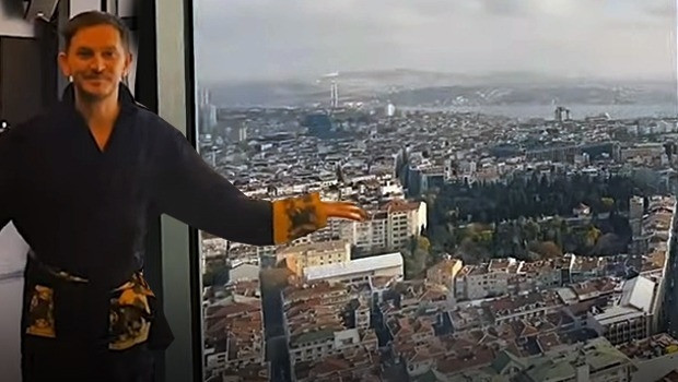 EVİNİN KAPILARINI AÇTI