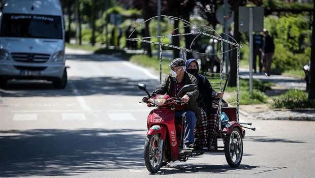 Hangi illerde 65 yaş üstü ve 20 yaş altı sokağa çıkma yasağı var İşte 20 yaş altı ve 65 yaş üstü izin saatleri