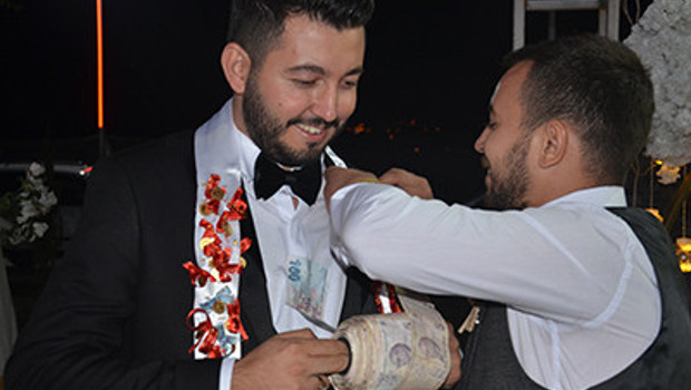Damada 60 metre uzunluğunda 5 liralık banknotlar taktılar