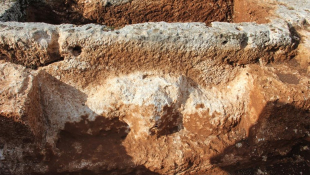 3 adet Khamosorion tipi mezar, ortada ise bir adet 1800 yıllık boğa başı ve boynuz kabartması... Dikkat çeken keşif 3 adet Khamosorion tipi mezar, ortada ise bir adet 1800 yıllık boğa başı ve boynuz kabartması... Dikkat çeken keşif