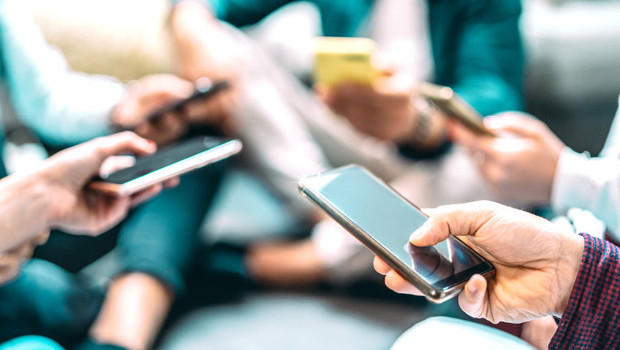 Telefon bağımlılığı farklı bir boyuta evrildi… Z kuşağı 4 gençten 1’i gelen telefonlara cevap vermiyor