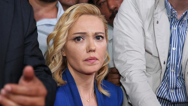 15 Temmuz gecesi silah zoruyla bildiri okuyan TRT Spikeri Tijen Karaş’ın son hali Tijen Karaş kimdir, şu an ne yapıyor, kaç yaşında