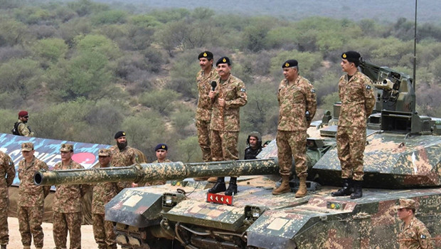 Pakistan'dan dünyayı dehşete düşürecek tehdit: Yarısını bizimle yok ederiz