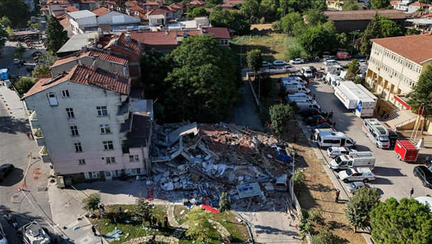 Bakan Kurum: Sındırgı'da 615 bağımsız bölümün ağır hasarlı veya yıkık olduğunu tespit ettik