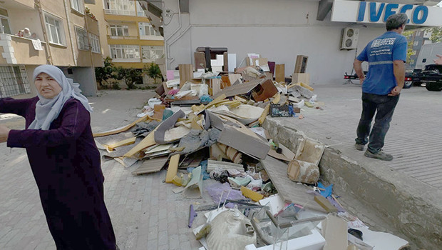 Ev sahibi kiracısına, mahalleli de ev sahibine isyan etti! | 'Almanya'da böyle mi?'
