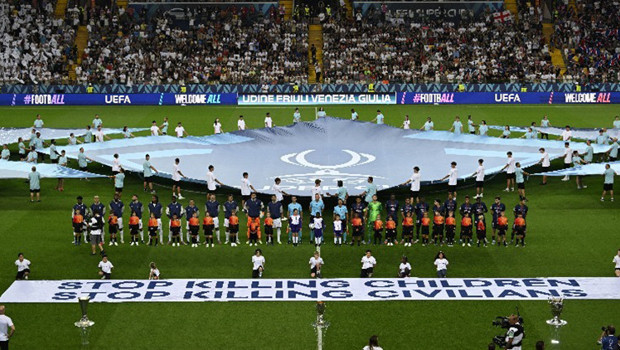 UEFA, Süper Kupa maçında yine 'İsrail' diyemedi! İki pankart açıldı ama...