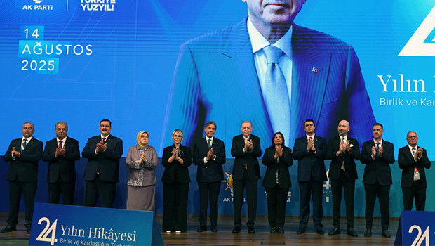 Son dakika haberler: Cumhurbaşkanı Erdoğan rozetlerini taktı... İşte AK Parti'ye katılan yeni isimler