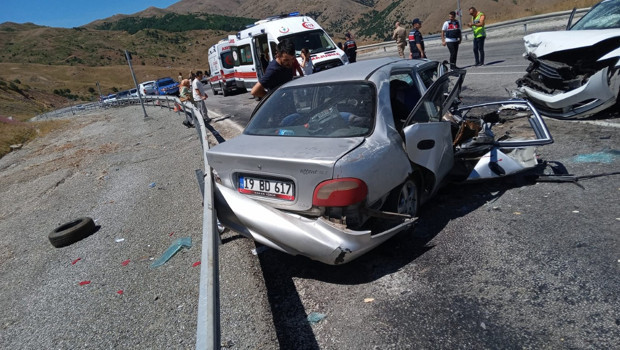 Erzincan'da trafik kazası: 3 ölü 6 yaralı