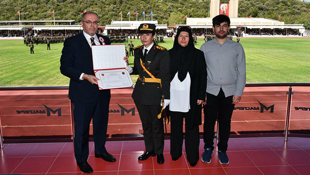 Milli Savunma Üniversitesi paylaştı: Şehit Ömer Halisdemir'in kızı teğmen oldu