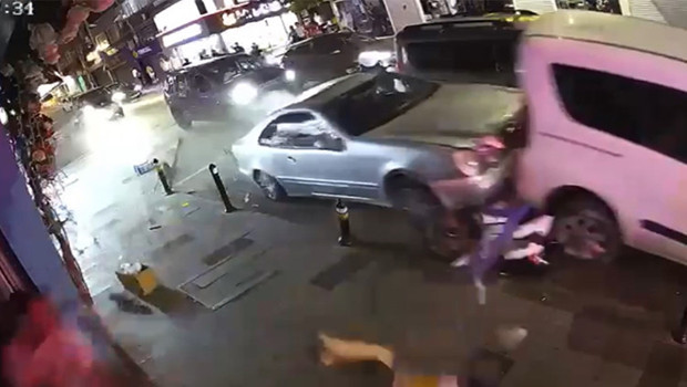 Şişli'de 17 yaşındaki sürücü 7 araca çarptı: 2 kişi ölümden koşarak kurtuldu