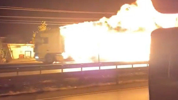 Yanan TIR, 8 kilometre boyunca alevler içinde ilerledi! Korku dolu anlar kamerada