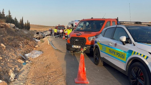 Feci kaza! İki otomobil kafa kafaya çarpıştı: 3 ölü, 3 yaralı