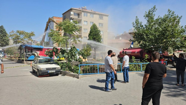 Sındırgı'da depremde ağır hasar gören binalar yıkılmaya devam ediyor