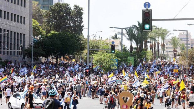 İsrail’de hayat durdu… İşyerlerinde grev meydanlarda protesto