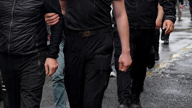 İstanbul merkezli suç örgütü operasyonunda yakalanan 14 zanlı adliyede