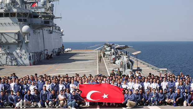 Gençler, Zafer Haftası'nda TCG Anadolu ile yolculuk yaptı