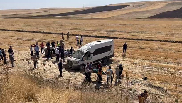 Muş'ta minibüs şarampole yuvarlandı: 1’i ağır 10 kişi yaralandı