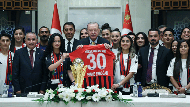 Cumhurbaşkanı Erdoğan, Yüksekovaspor Kadın Futbol Takımı'nı kabul etti