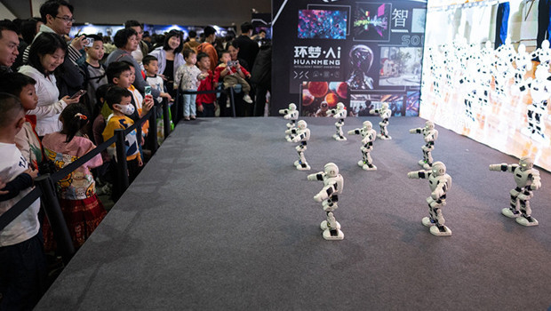 Çin'de yapay zeka robot şovu