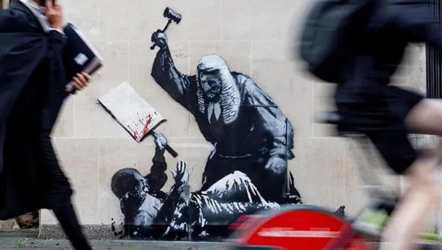 Banksy yeniden ortaya çıktı: 'Eylemciye tokmakla vuran hakim' alarmı