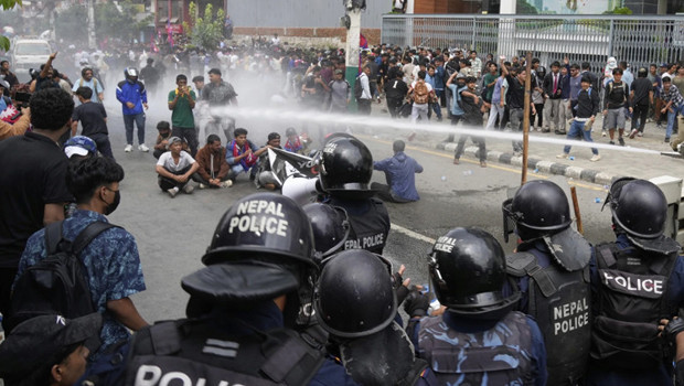 Nepal'de 19 kişinin ölümüyle sonuçlanan protestoların ardından Başbakan istifa etti: Başkent Katmandu'da kargaşa!