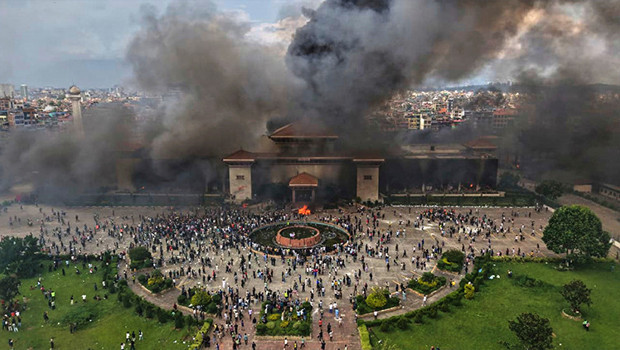 Nepal'de ordu sokağa indi: Protestolar sürüyor