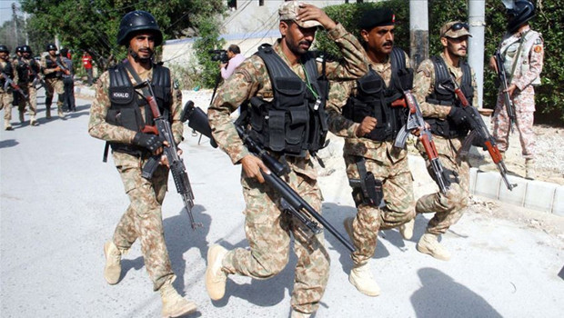 Pakistan'da çatışma: 12 asker ve 13 militan öldü