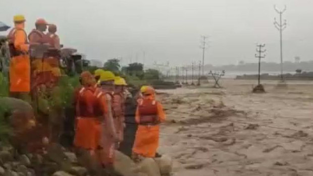 Hindistan'da sel ve toprak kayması: 15 ölü, 16 kayıp