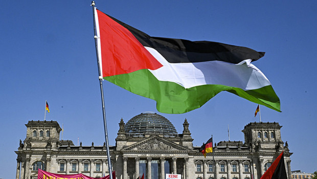 Almanya parlamentosunda Filistin bayrağı açıldı