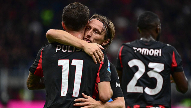 Napoli'yi yenen Milan, liderliğe yükseldi!