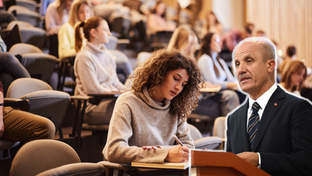 Üniversiteyi 3 yılda bitirmek yeni düzenlemeyle mümkün olacak