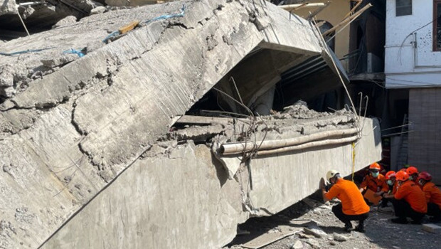 Endonezya'da çöken okul binasında 54 öğrencinin cansız bedenine ulaşıldı