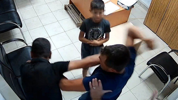 Mersin'de polis merkezinde kayınbiraderi tarafından darbedildi