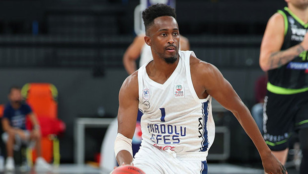 Anadolu Efes'ten farklı galibiyet!