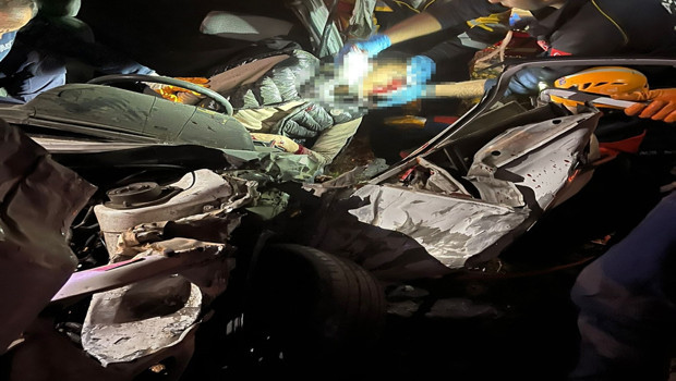 Feci kaza! Genç şoför kağıda dönen arabada sıkıştı