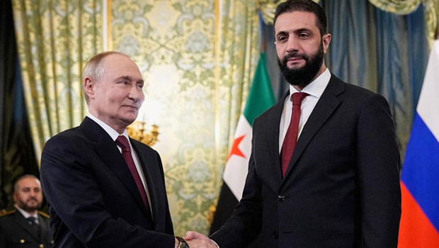 Son dakika... Suriye Cumhurbaşkanı Şara Kremlin'de... Putin'le bir araya geldi