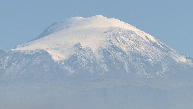 Türkiye ve Avrupa'nın en yükseği: Yağan karla beyaz gelinliğini giyindi!