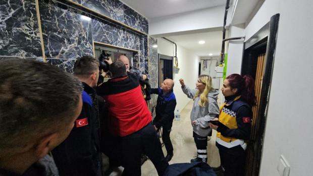 Asansörde mahsur kaldı, dakikalar içeresinde kurtarıldı