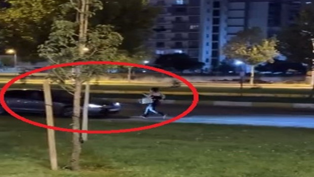 Alkollü saldırgan yoldan geçen araçların üzerine atladı, şoförleri tekmeledi!