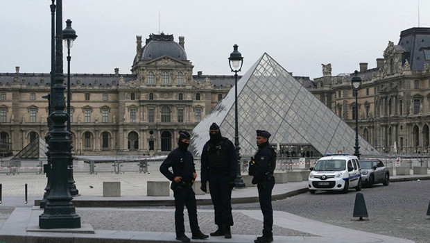 Ünlü Louvre müzesi gündüz gözüne soyuldu! Paha biçilmez mücevherleri 7 dakikada çaldılar