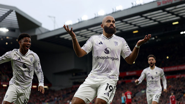 Manchester United, Liverpool'u evinde yıktı: Tarihe geçen zafer!