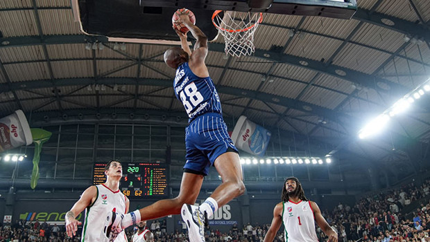 Anadolu Efes, Karşıyaka'da galip!