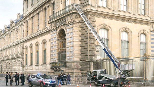 Louvre’da testereli soygun! Vitrinleri elektrikli testereyle kestiler
