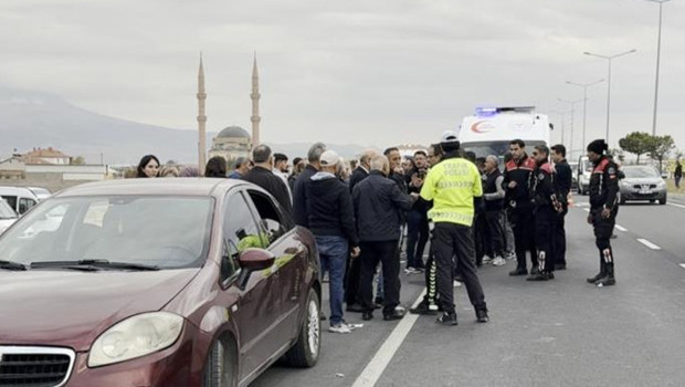 Aksaray'da polis cenazesi sırasında konvoydaki araçlara sopa ve taşlarla saldırı: 4 yaralı