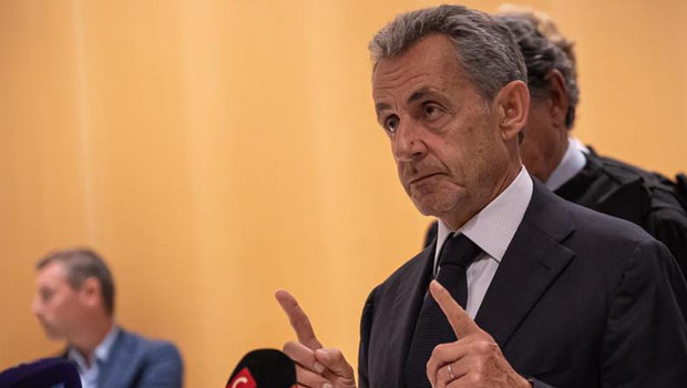 Fransa'da eski Cumhurbaşkanı Nicolas Sarkozy cezaevinde