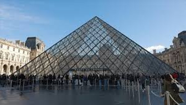Louvre Müzesi'nden çalınan mücevherlerin değeri 88 milyon euro